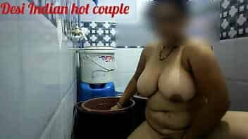 देसी सविता भाभी बाथरूम में नंगी नहाते हुए चूत में उंगली डाल डाल कर xxx porn Xvideos video